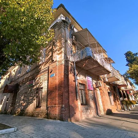 Мини-Отель В Центре Сухума - Аиааира Sukhumi Exterior foto