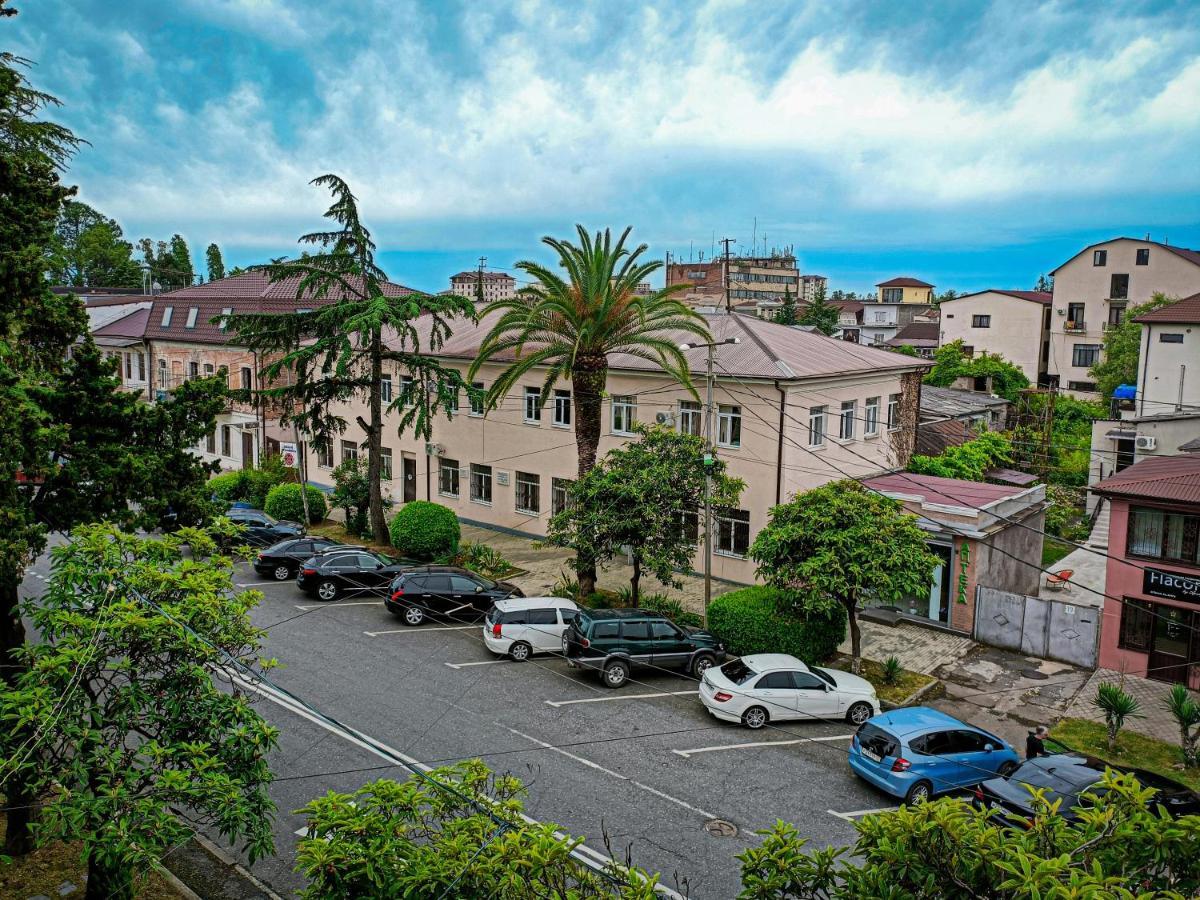 Мини-Отель В Центре Сухума - Аиааира Sukhumi Exterior foto